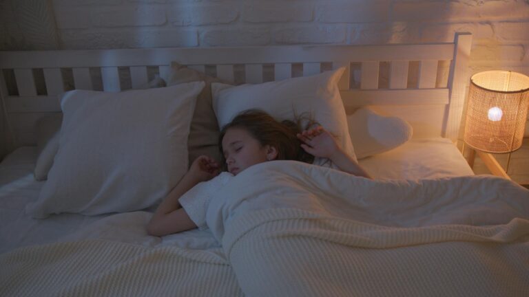 Enfant qui grince des dents la nuit : causes et solutions possibles