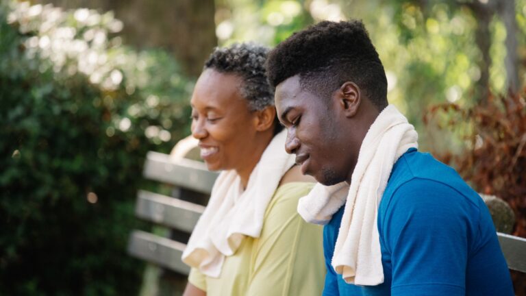 Pourquoi un fils adulte rejette sa mère : explications et solutions
